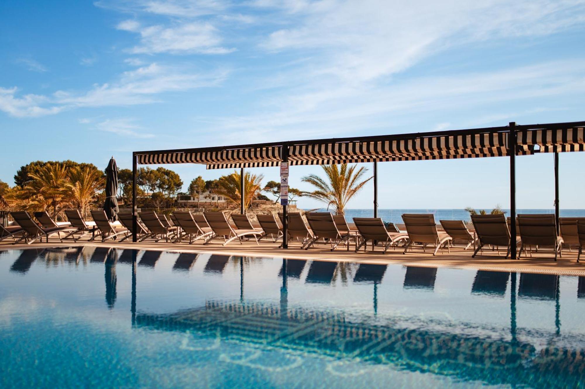 Secrets Mallorca Villamil Resort & Spa - Adults Only Peguera Exteriér fotografie The swimming pool at the hotel