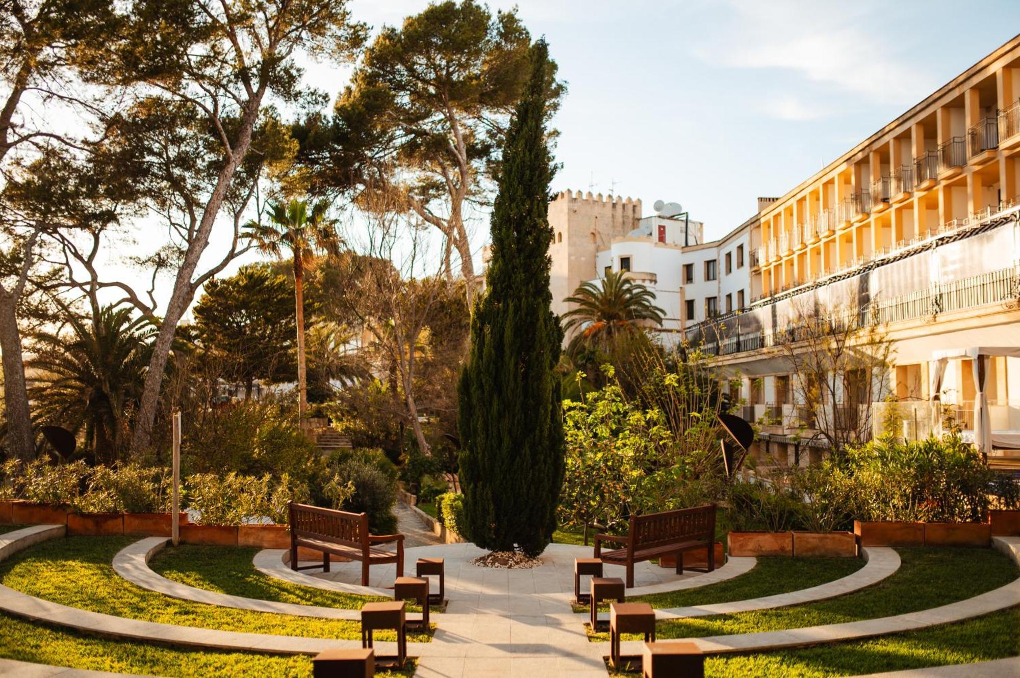 Secrets Mallorca Villamil Resort & Spa - Adults Only Peguera Exteriér fotografie The garden of the hotel