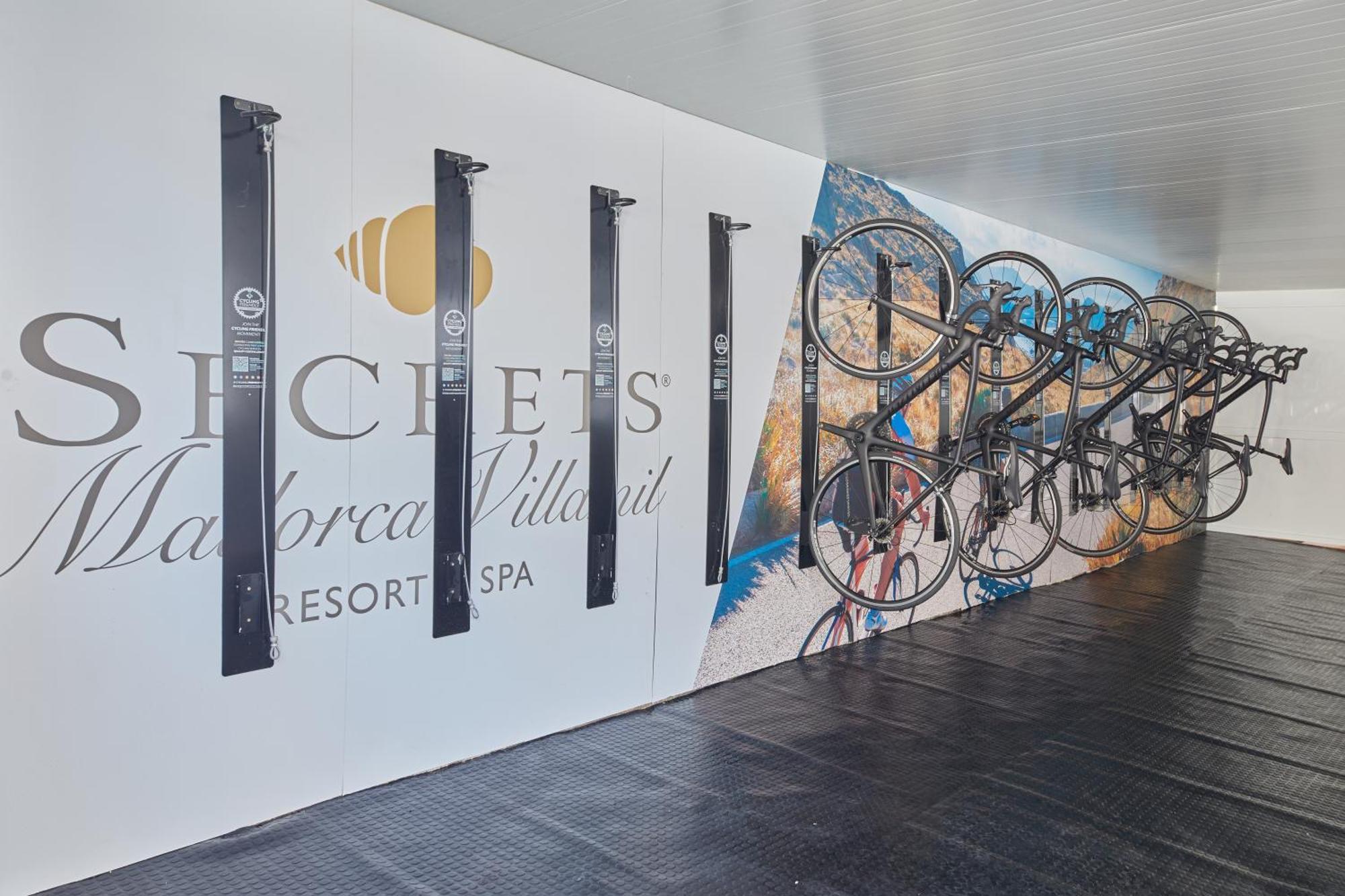Secrets Mallorca Villamil Resort & Spa - Adults Only Peguera Exteriér fotografie Bicycle parking at the entrance of the resort