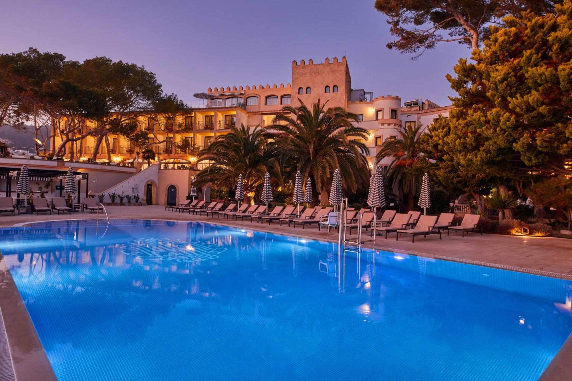 Secrets Mallorca Villamil Resort & Spa - Adults Only Peguera Exteriér fotografie The hotel at night