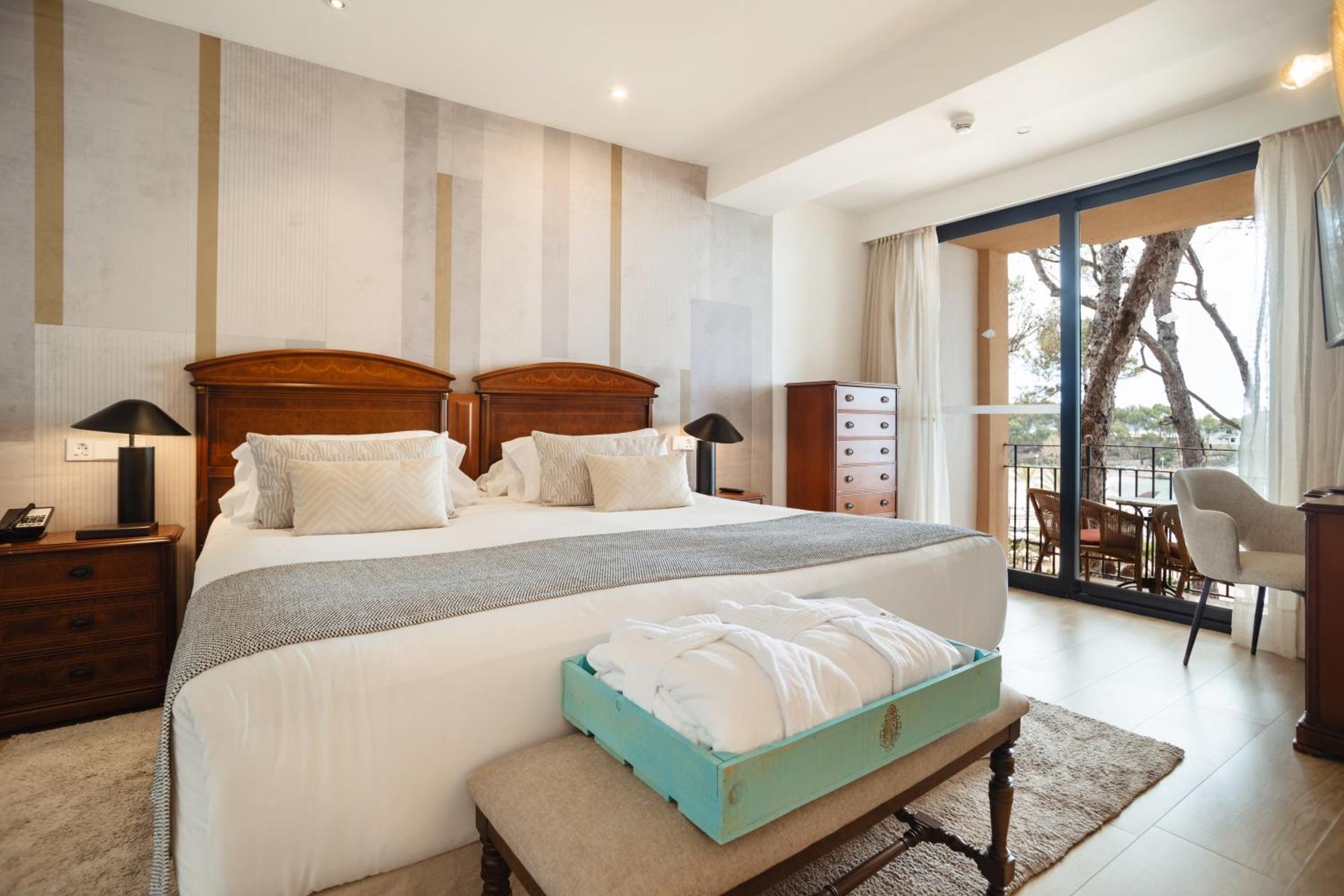 Secrets Mallorca Villamil Resort & Spa - Adults Only Peguera Exteriér fotografie A bedroom at the hotel