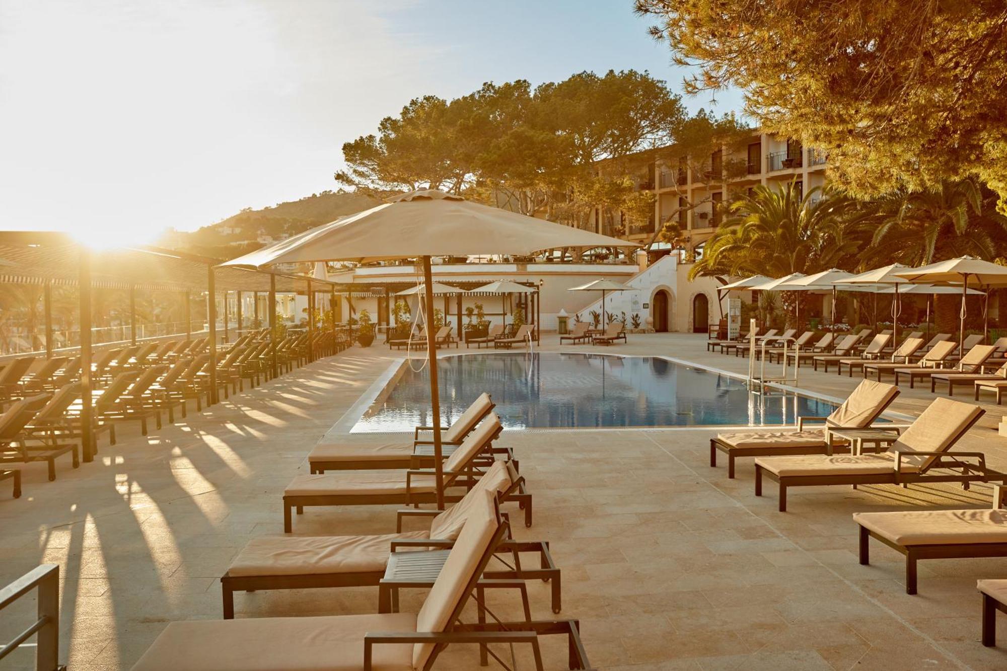 Secrets Mallorca Villamil Resort & Spa - Adults Only Peguera Exteriér fotografie The hotel's pool