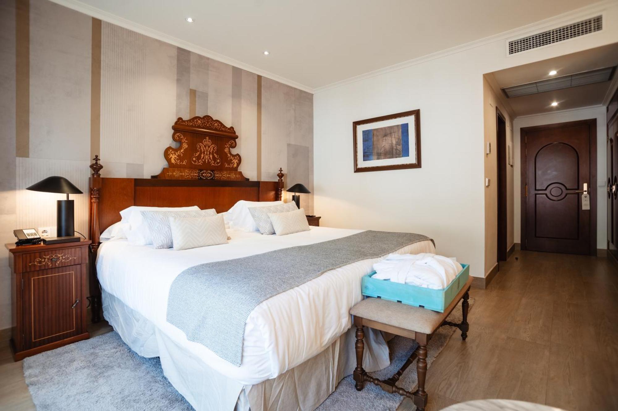 Secrets Mallorca Villamil Resort & Spa - Adults Only Peguera Exteriér fotografie A room at the hotel