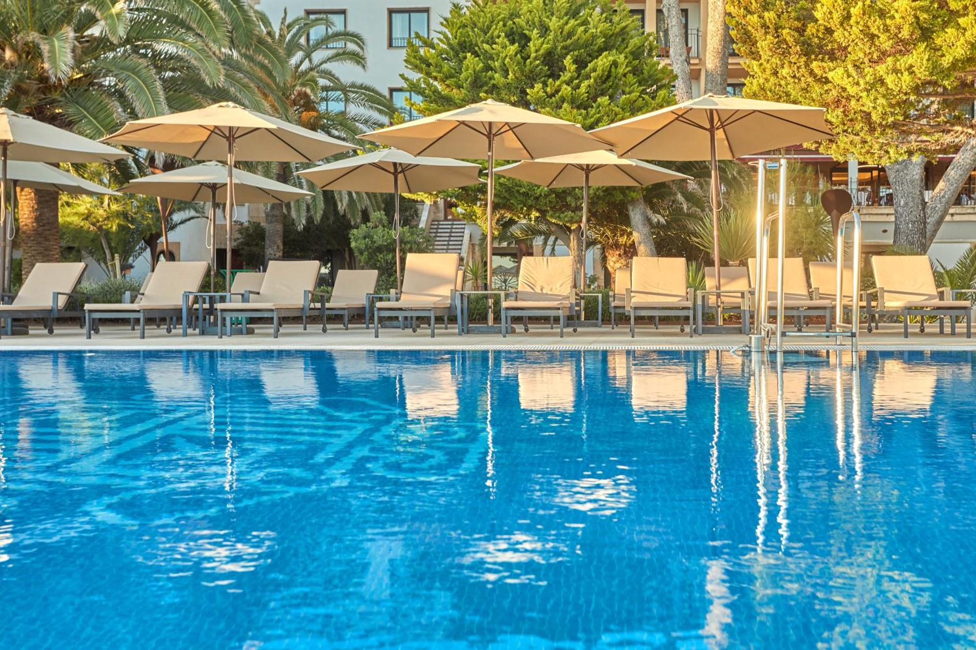 Secrets Mallorca Villamil Resort & Spa - Adults Only Peguera Exteriér fotografie The swimming pool at the hotel