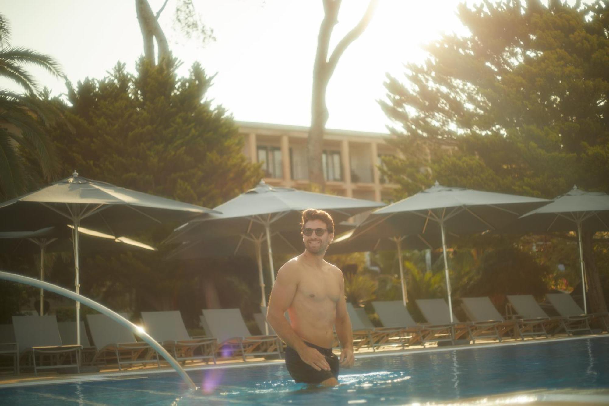 Secrets Mallorca Villamil Resort & Spa - Adults Only Peguera Exteriér fotografie A man in a swimming pool