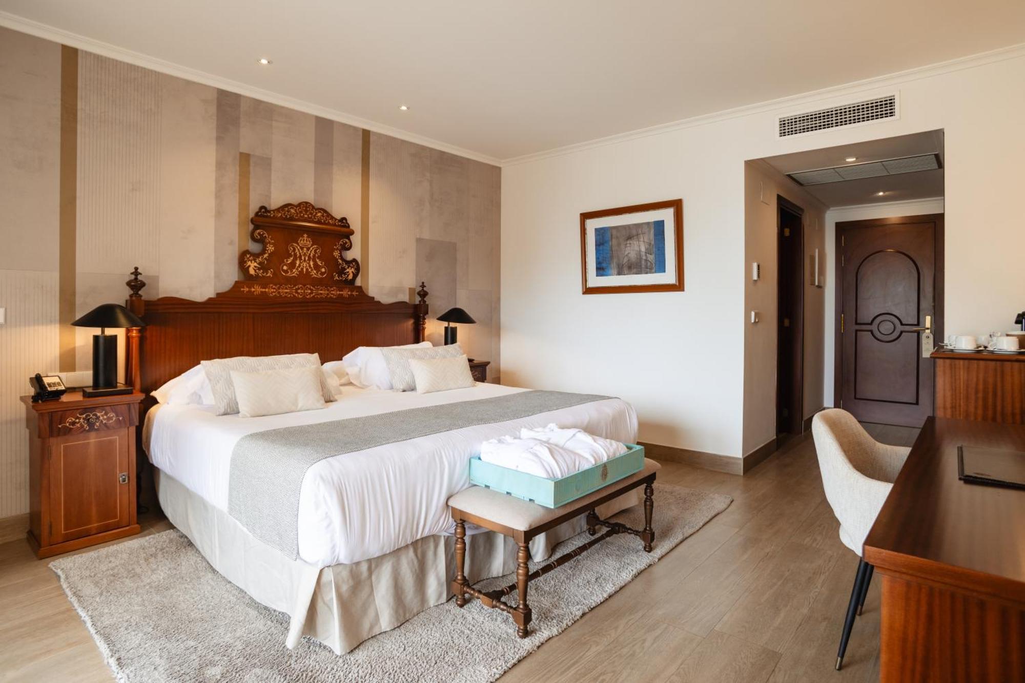 Secrets Mallorca Villamil Resort & Spa - Adults Only Peguera Exteriér fotografie A room at Hotel Alfonso IX